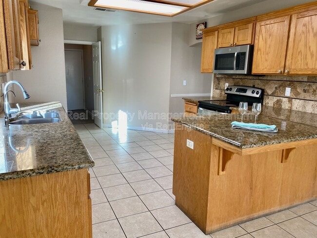 Foto del edificio - 6684 N Western Ave