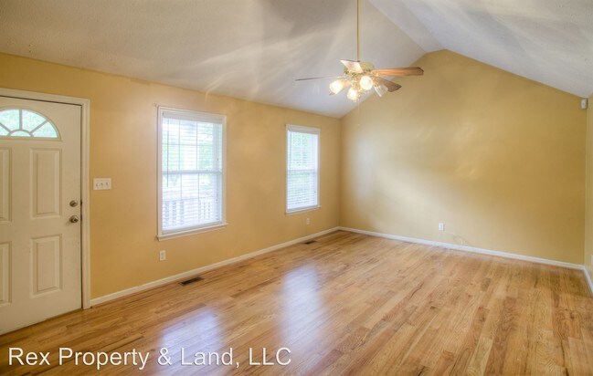 Building Photo - 129 Thompson Ave