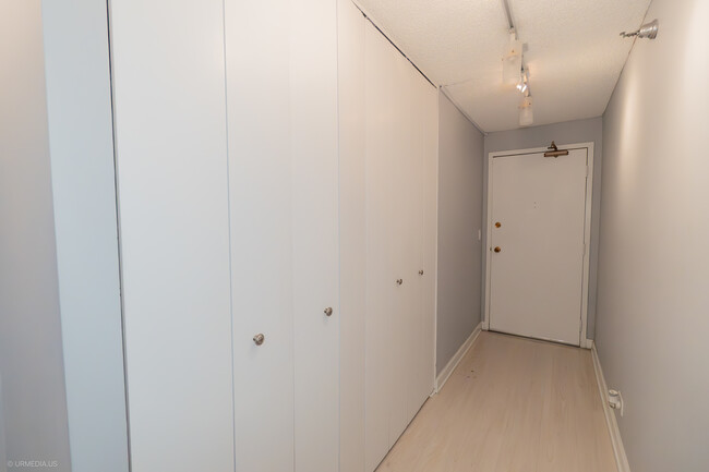 Foto del edificio - 70 W Huron St