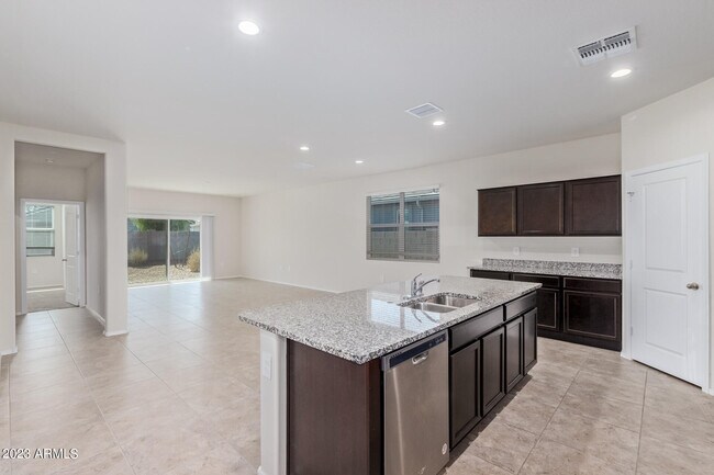 Foto del edificio - 44435 W Palo Aliso Way