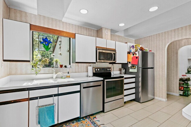 Foto del edificio - LAKE FRONT LOCATION IN THE HEART OF GAINES...