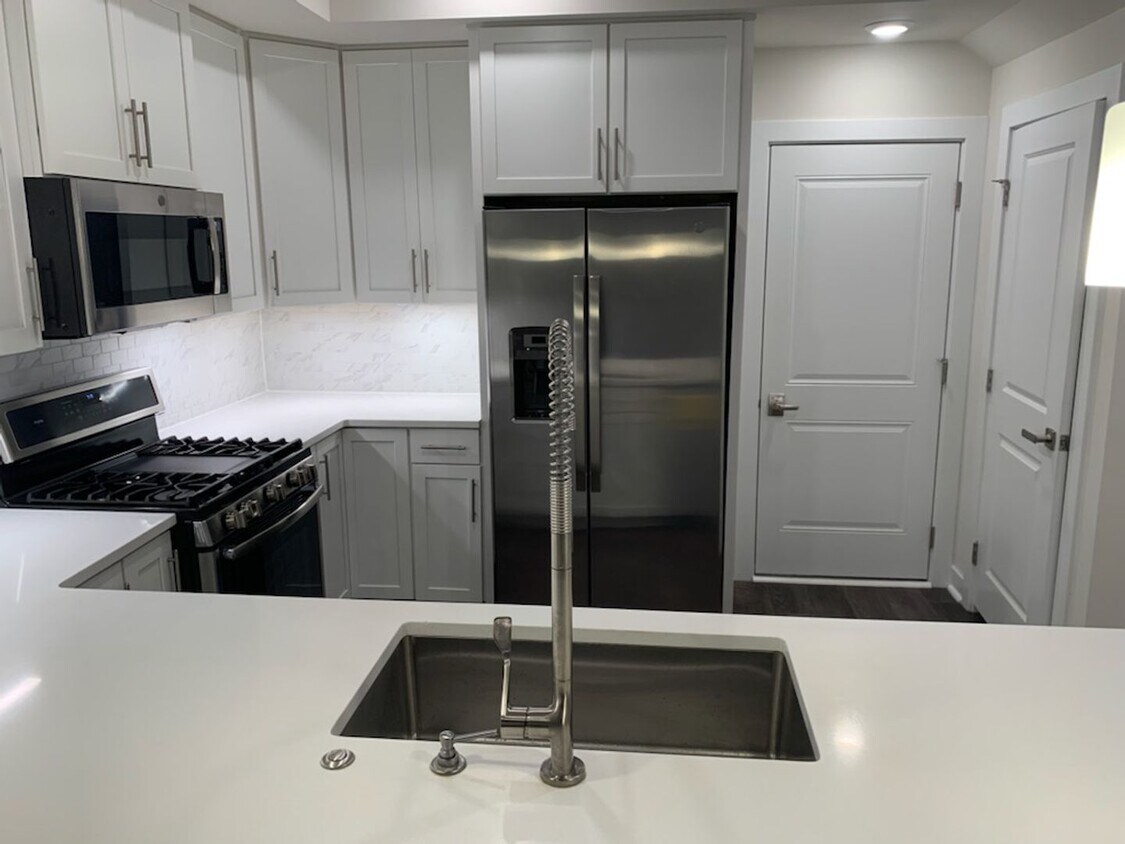 HERNDON - Coming Soon *3262 Woodland Park Rd Unit #3E * - HERNDON - Coming Soon *3262 Woodland Park Rd Unit #3E *