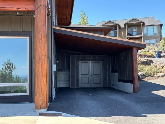Building Photo - Single Story Home with Great Views!