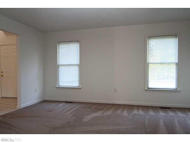 Building Photo - 629 Edgewood Arch