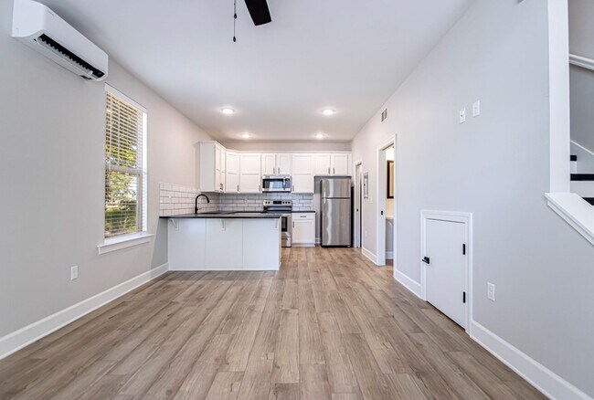 Building Photo - 1 Bed 1.5 Bath Luxury Energy Efficient Townhome -  Rockwater Village