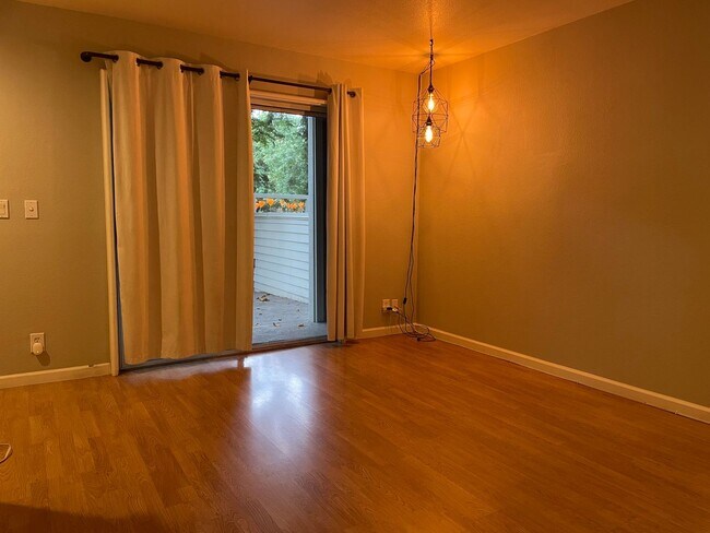 Foto del edificio - Two Bedroom 1.5 Bath Townhome unit in Standford Park HOA