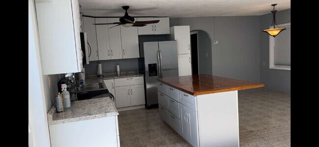 Foto del edificio - Charming 2-Bed Waterfront Retreat with Ter...