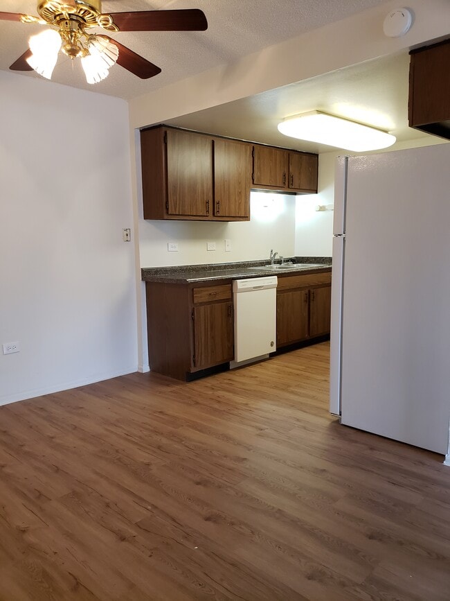 Building Photo - 15265 La Reina Real St