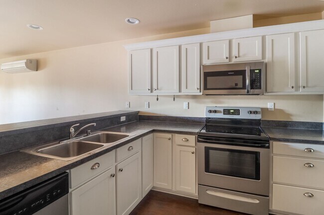 Building Photo - 2 Bed 2 Bath - Mini-split A/C - New Interi...