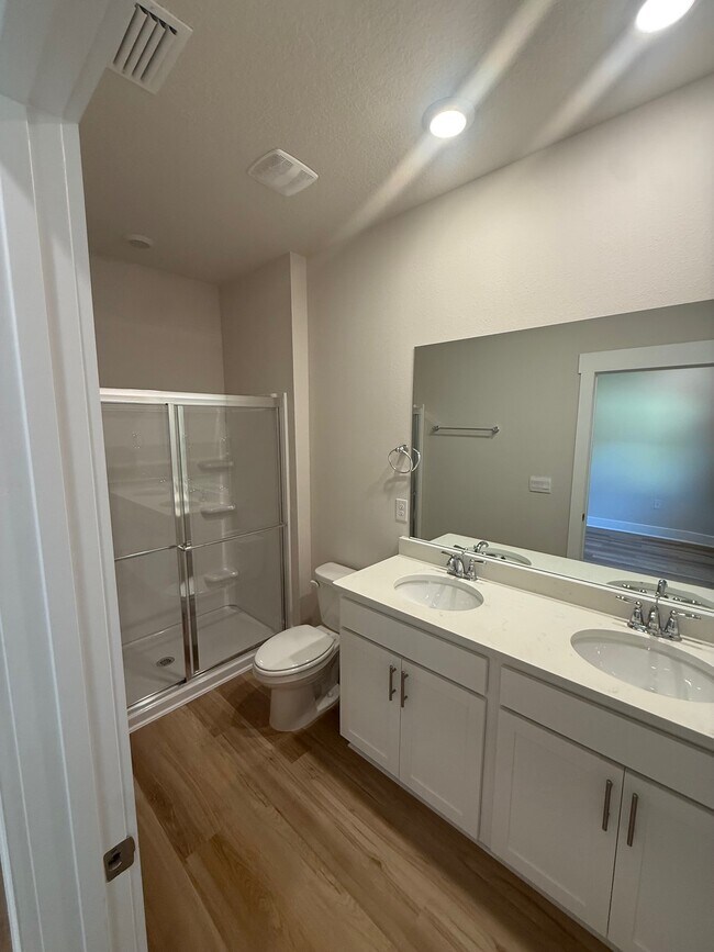 Foto del edificio - 676 Overland Dr