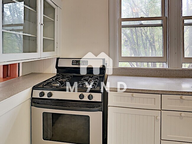 Building Photo - 1836 Cedar St Apt 1