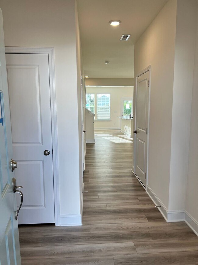 Foto del edificio - Like-New 3BR Townhome in Spring Village | Garage | Minutes to Downtown Angier