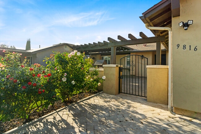 Building Photo - 9816 Costa Lago St