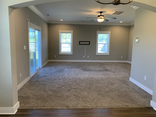 Building Photo - 423 Elgin Rd