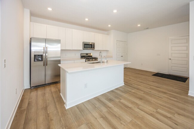 Foto del edificio - 3 bedroom, Two and Half bath townhome in the heart of Westfield