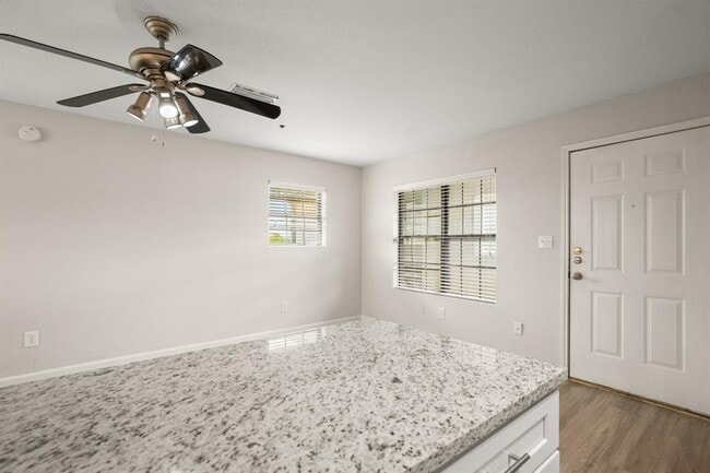 Foto del edificio - 1013 W 23rd St