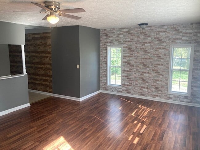 Foto del edificio - 3BR/1.5BA-1200 SF-893 Miller Estates Rd, S...