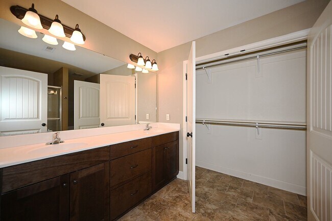 Foto del edificio - 3 Bedroom, 2.5 bath Townhome with 1 car ga...