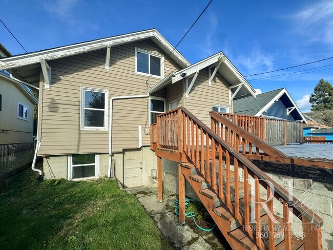 Building Photo - Light-Filled Home with Vaulted Ceilings, B...
