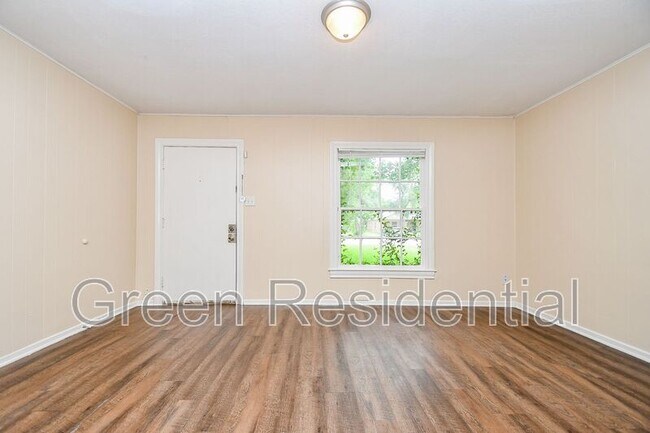 Building Photo - 225 17th Ave N