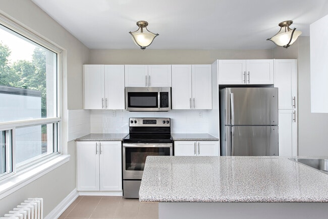 Building Photo - 12-26 Rosseau Rd