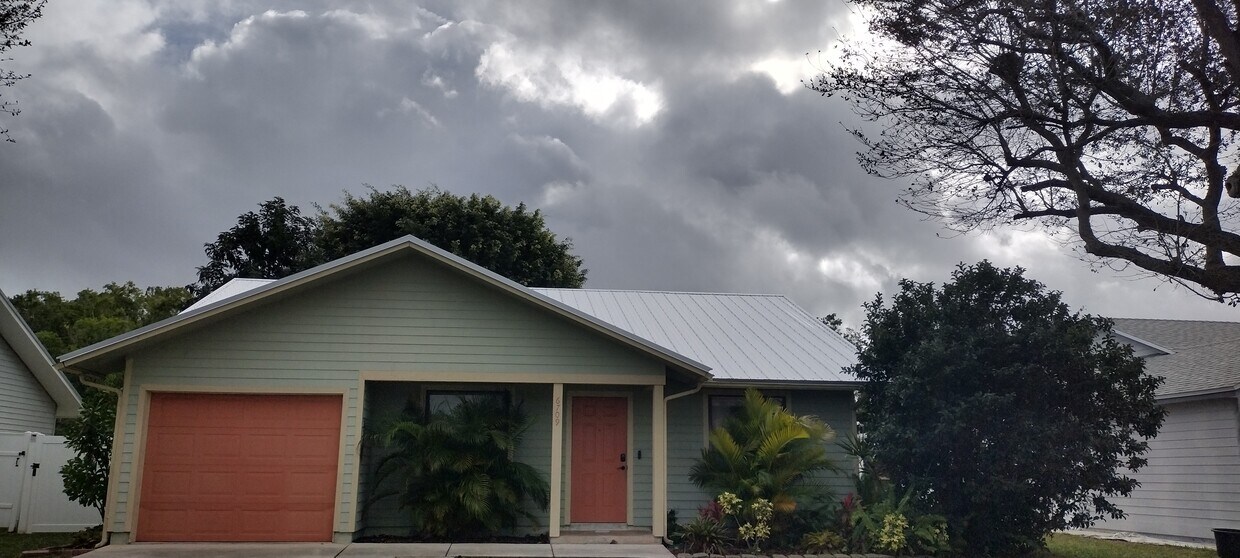 Building Photo - 6709 SE Amyris Ct