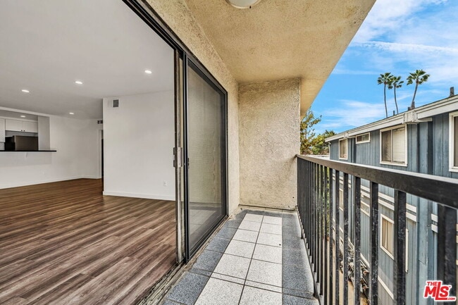 Foto del edificio - 7453 Haskell Ave