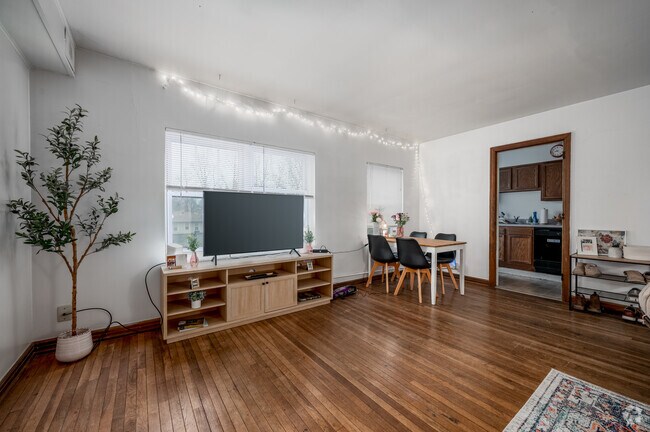 2 habitaciones, 1 baño - 1000 pies cuadrados - Sala de estar/comedor - 809 S Henderson St