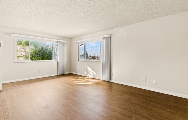 Foto del edificio - Utilities Included! Hayward 2-Bedroom with On-Site Laundry, Parking & Brand New Floors