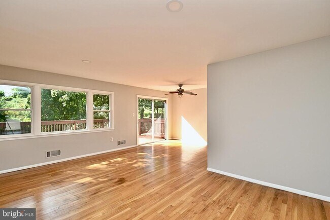 Building Photo - 12220 Oakwood Dr