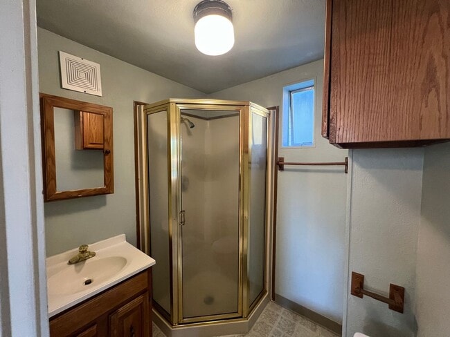 Building Photo - 3 bedroom 1 bath house - Near downtown and...
