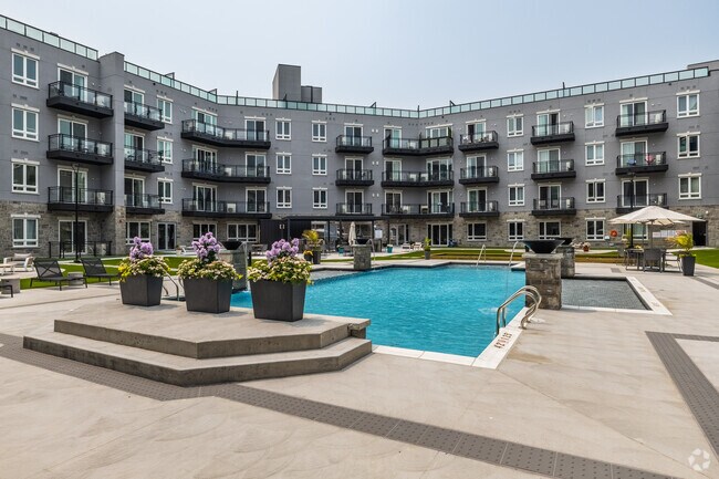Piscine - 2274 Princess St.