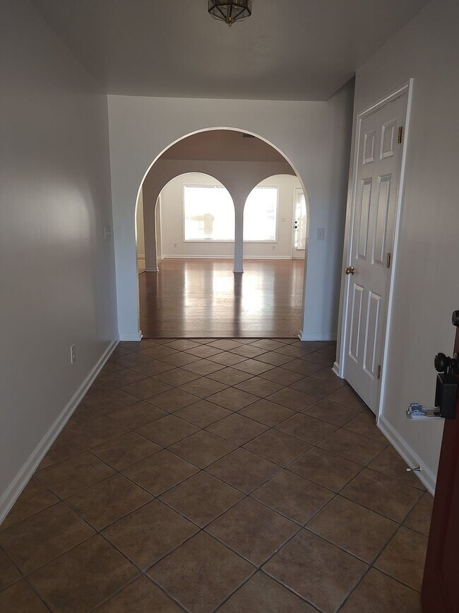 Foto del edificio - NEWLY RENOVATED 4 Bed/2 Bath home in Woodb...