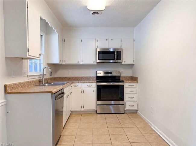 Building Photo - 4708 Chaucer Dr