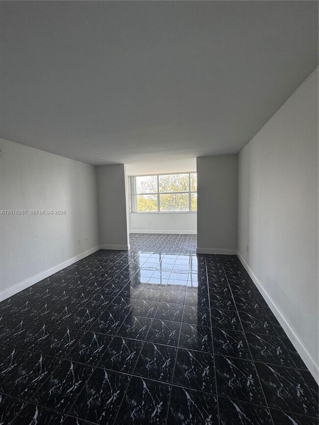 Foto del edificio - 1300 NE Miami Gardens Dr