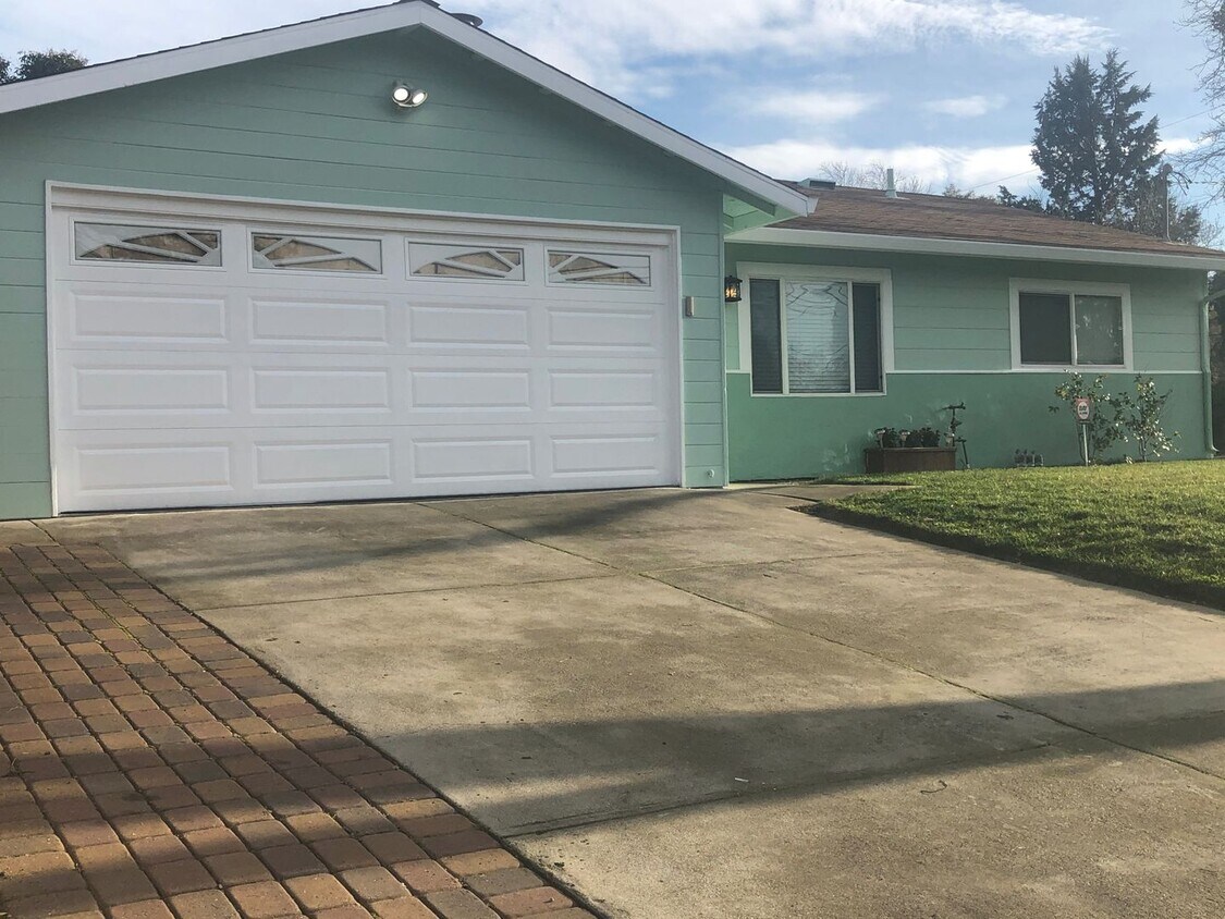 Primary Photo - Nice Concord Home with a Beautiful Large Y...