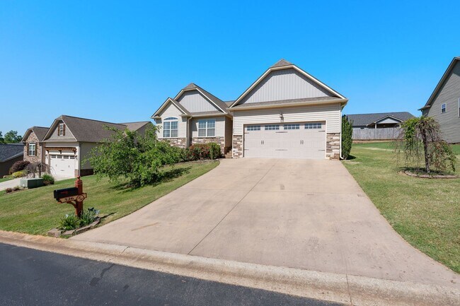 Building Photo - Lovely, Single Level, 3 Bedroom 2 Bath Home
