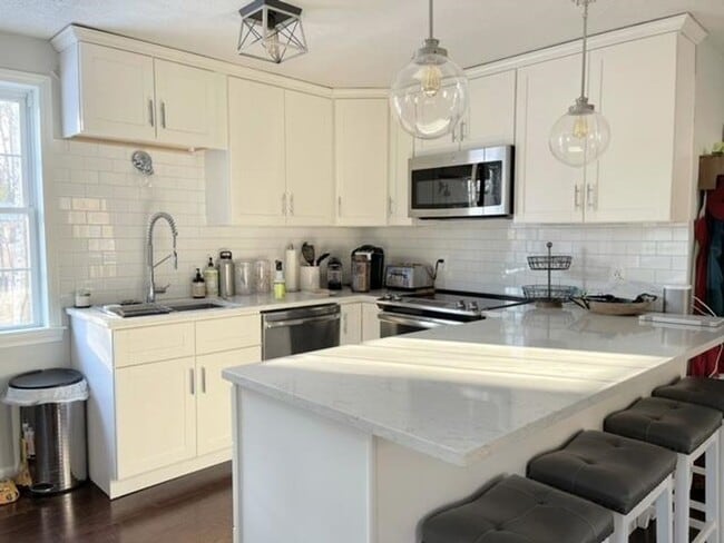 Building Photo - **WINTER RENTAL** Ready For Move In!