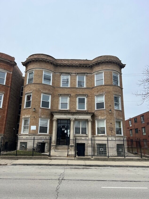 Primary Photo - 3652 S Indiana Ave