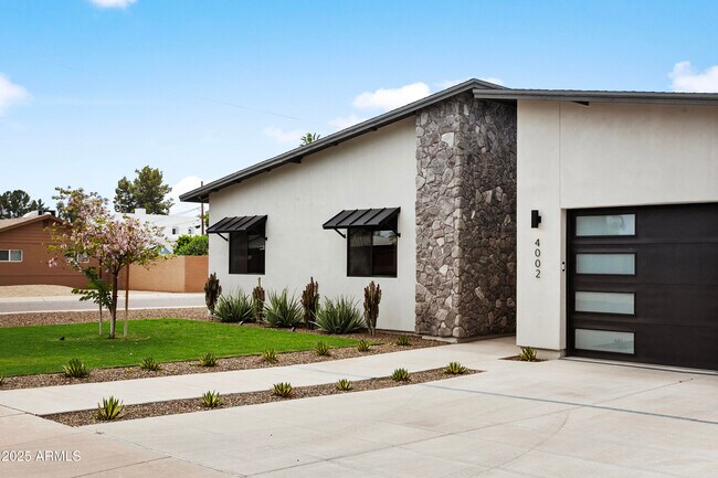 Building Photo - 4002 N 33rd Pl