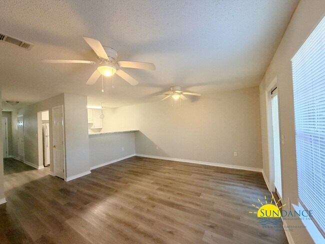 Foto del edificio - Freshly Painted 2 Bedroom Townhouse in Mary Esther!