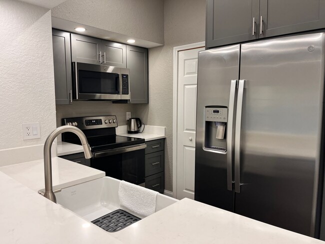 Building Photo - 1 bed 1 bath condo in a gated community!