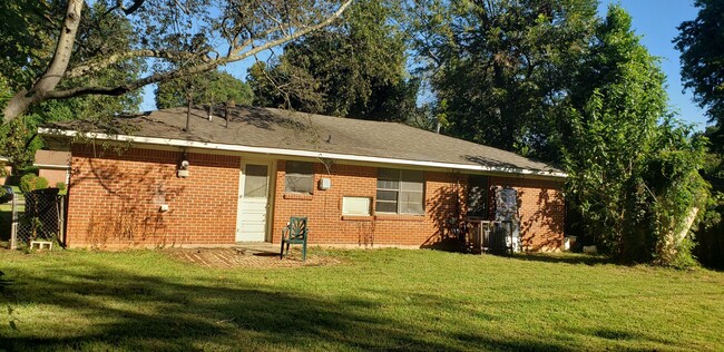 Building Photo - Nice 3bed/1bath brick home with central ai...