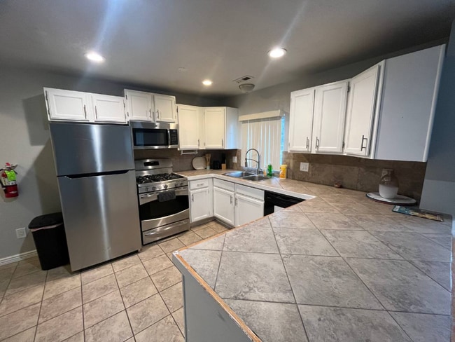 Photo - 546 E Delno Dr House