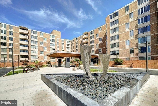 Foto del edificio - 2939 Van Ness St NW