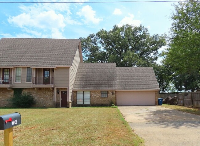 Building Photo - COMING SOON! Remodeled in 2024! Gorgeous 3 Bdrm., 2 Bath Duplex in Whitehouse ISD!