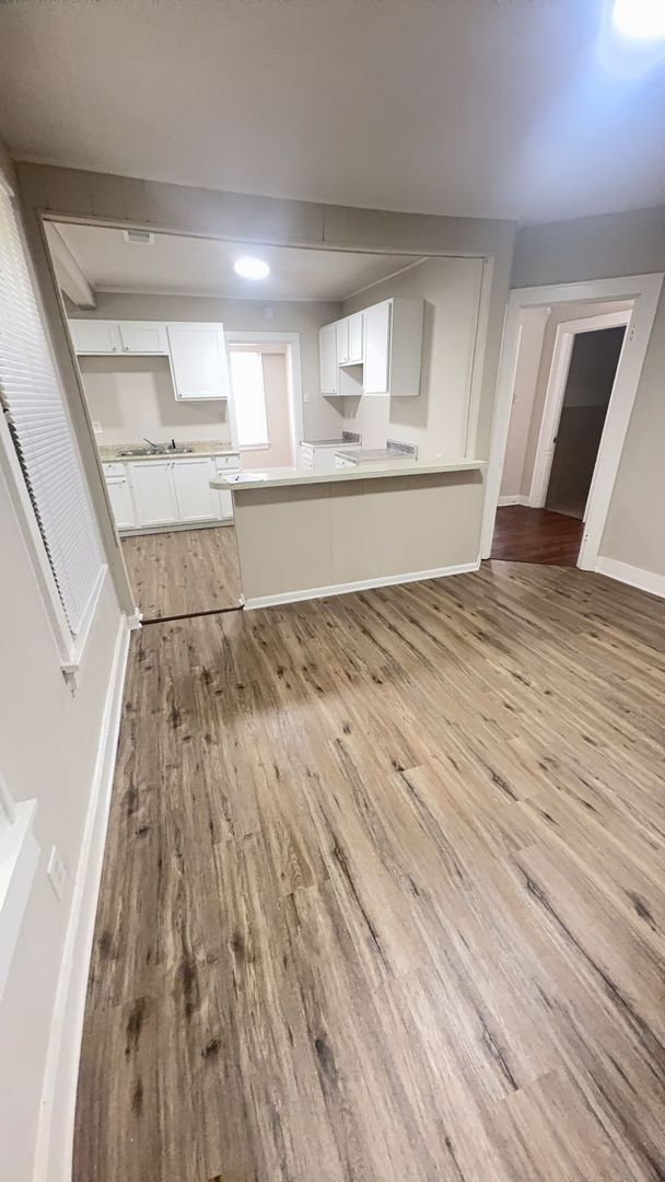 Building Photo - Charming 3 bedroom 2 bath home - Open To S...