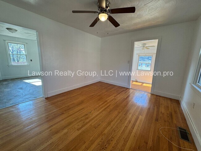 Building Photo - Charming Salem Cape Cod with Loft