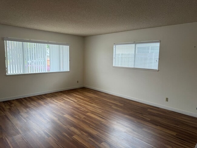 Building Photo - Mid century 4+2 bedroom house near Ventura College