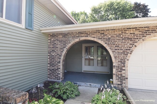 Building Photo - 106 W Kendall Dr